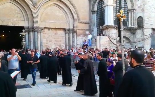 Wielki Piątek: Asyryjczycy modlą się przy Grobie Pańskim w Jerozolimie